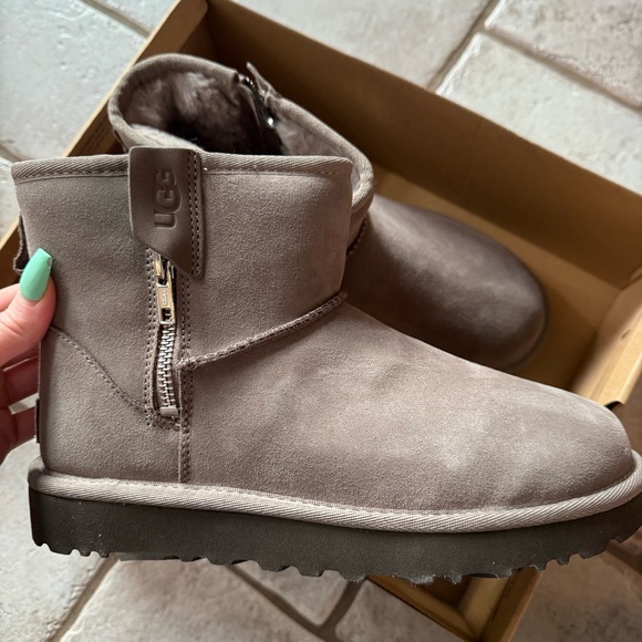 NWT UGG Classic Mini Bailey Zip Boots - Picture 6 of 7